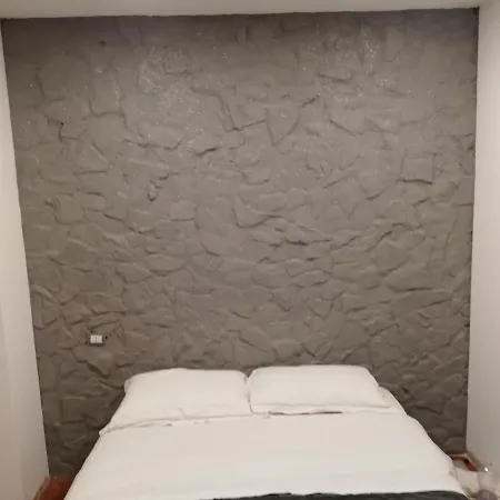 Emily House דירה