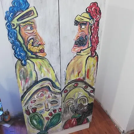 Emily House דירה